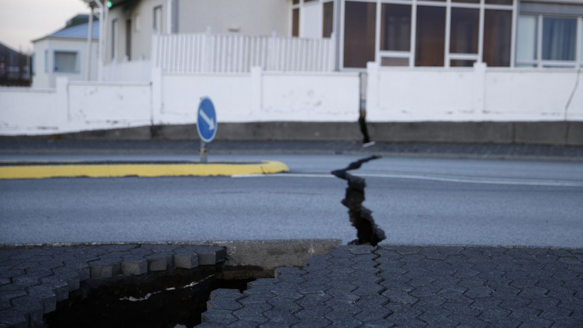 Atividade sísmica fez fissura numa estrada de Grindavik, Islândia