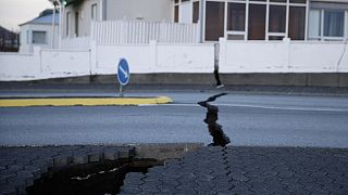 Une fissure sur une route de la ville de Grindavik en Islande