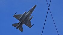 Un caccia F16 dell'aeronautica rumena vola durante la parata per la Giornata Nazionale a Bucarest, Romania, giovedì 1 dicembre 2016.