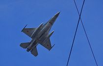 Истребитель F16 ВВС Румынии летит во время парада в честь Национального дня в Бухаресте, Румыния, четверг, 1 декабря 2016 г.