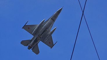 Un avion de chasse F16 de l'armée de l'air roumaine vole pendant le défilé de la fête nationale à Bucarest, Roumanie, jeudi 1er décembre 2016.