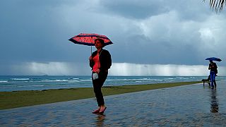 Κακοκαιρία στην Κύπρο - Γυναίκα με ομπρέλα στη Λάρνακα