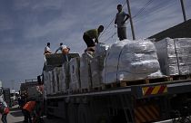Des camions transportant de l'aide humanitaire pour la bande de Gaza entrent d'Égypte à Rafah le 21 octobre 2023.