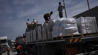 Lastwagen mit humanitärer Hilfe für den Gazastreifen fahren am 21\. Oktober 2023 in Rafah aus Ägypten ein. 