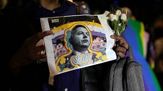 Un manifestante mostra una foto di Jesus Ociel Baena Saucedo durante la manifestazione del 13 novembre a Città del Messico