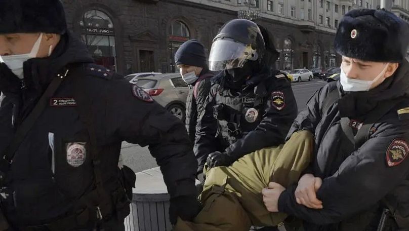 Rendőri intézkedés egy háborúellenes tüntetésen, 2022 februát, Szentpétervár