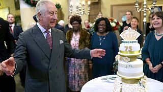 III. Károly brit király a neki készített szülinapi tortával 2023. november 13-án, egy nappal 75. születésnapja előtt