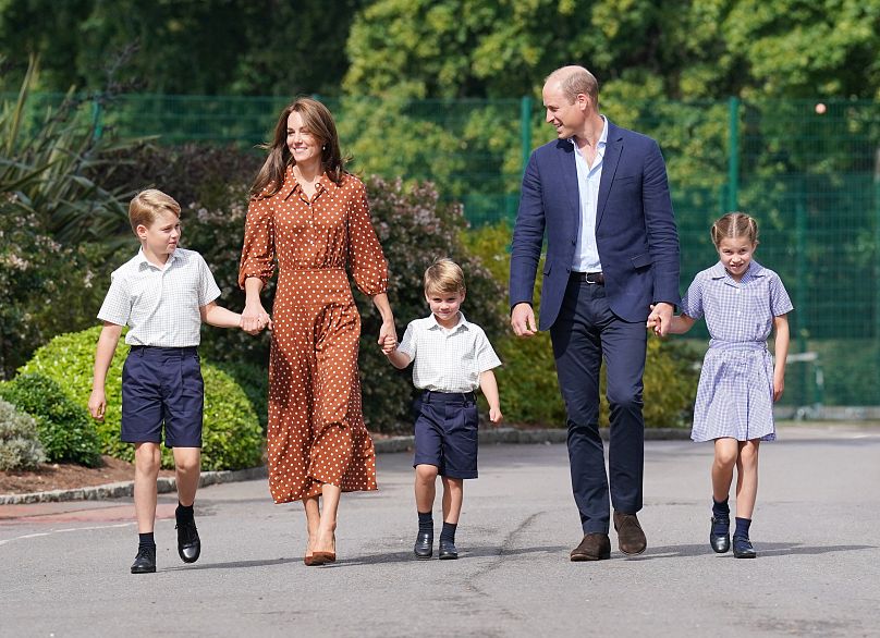 Vilmos herceg, felesége Katalin hercegné és gyermekeik 2022 szeptemberében, az iskolai tanév kezdetekor