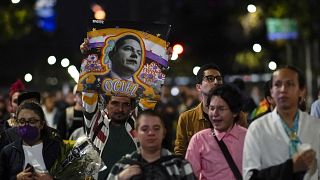 Demonstrálók Jesus Ociel Baena arcképével Mexikóvárosban 