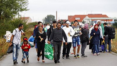 Grupo de migrantes caminhando