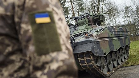 Un soldat ukrainien se tient devant un char durant un entraînement en Allemagne en février 2023. 