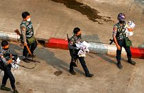 عناصر من الشرطة في يانغون، ميانمار