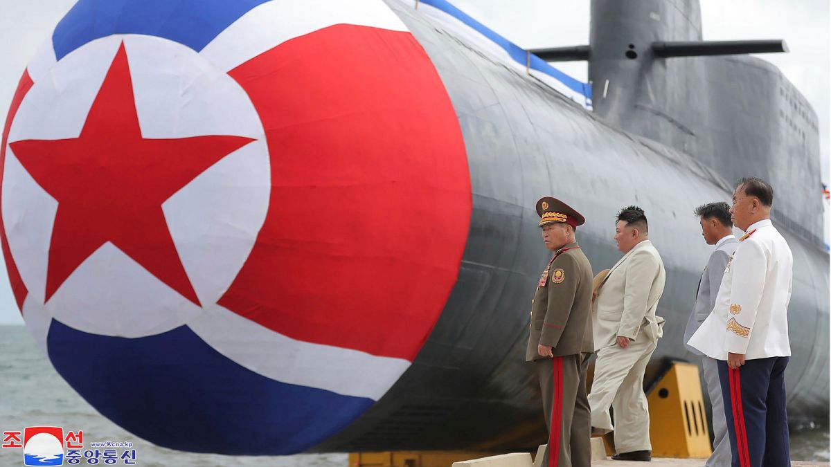 الزعيم الكوري الشمالي كيم جونغ أون، الثاني أمام  ما يسمى الغواصة الهجومية النووية الجديدة "هيرو كيم كون أوك" في مكان غير محدد في كوريا الشمالية الأربعاء، 6 سبتمبر 2023.