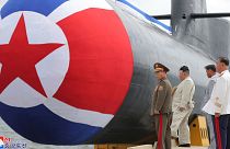 الزعيم الكوري الشمالي كيم جونغ أون، الثاني أمام  ما يسمى الغواصة الهجومية النووية الجديدة "هيرو كيم كون أوك" في مكان غير محدد في كوريا الشمالية الأربعاء، 6 سبتمبر 2023.