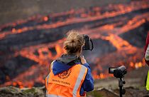 علماء الجيولوجيا بجامعة أيسلندا، يراقبون الثوران لبركان جنوب غرب ريكيافيك، أيسلندا.