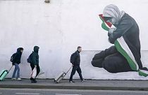 عبور ایرلندی‌ها از کنار یک نقاشی دیواری در دوبلین