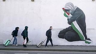 عبور ایرلندی‌ها از کنار یک نقاشی دیواری در دوبلین