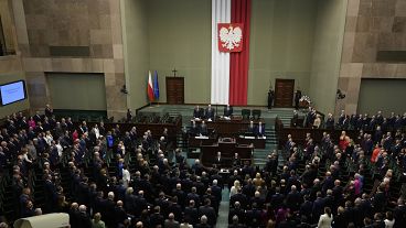 Miembros recién elegidos del parlamento polaco asisten a la primera sesión de la cámara baja, o Sejm, en Varsovia, Polonia, lunes 13 de noviembre de 2023.