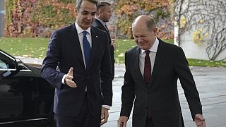 Ο Καγκελάριος Όλαφ Σολτς καλωσορίζει τον Έλληνα πρωθυπουργό Κυριάκο Μητσοτάκη στο Βερολίνο