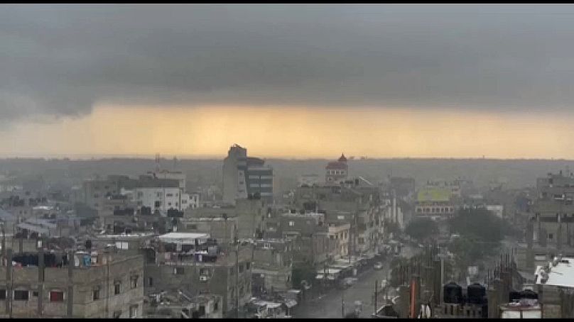 Gaza City sotto la pioggia. (13.11.2023)