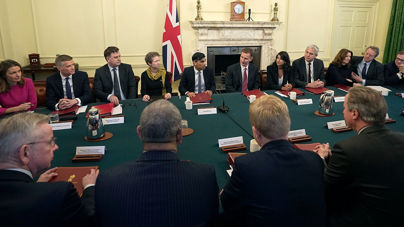 وزير الخارجية البريطاني الجديد ديفيد كاميرون، الثالث على اليمين، يحضر اجتماعًا لمجلس الوزراء داخل 10 داونينج ستريت في لندن، الثلاثاء 14 نوفمبر 2023.