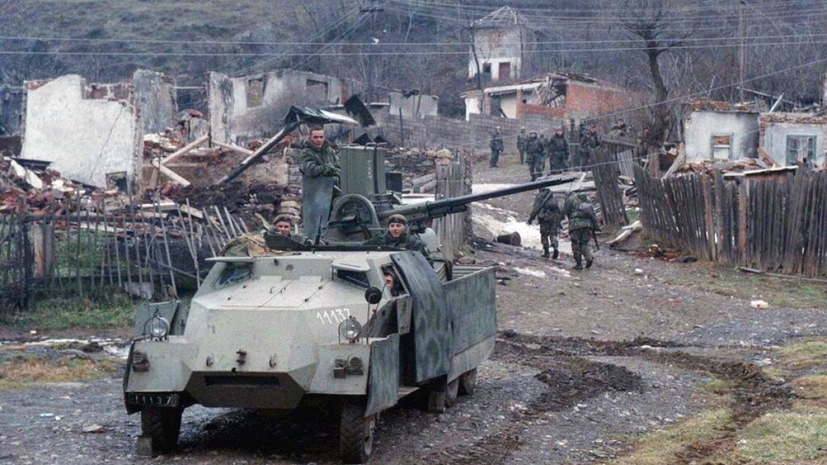 Soldados del ejército yugoslavo y un vehículo blindado patrullan el pueblo de Stari Trg, a unos 40 km al noroeste de Pristina, en Kosovo, en 1999.