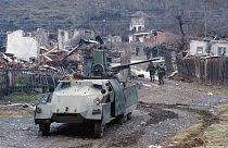 Soldados del ejército yugoslavo y un vehículo blindado patrullan el pueblo de Stari Trg, a unos 40 km al noroeste de Pristina, en Kosovo, en 1999.