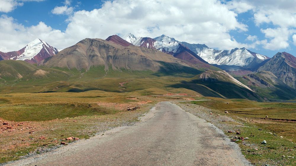 Територията на Таджикистан е 94 планинска което прави страната мечта