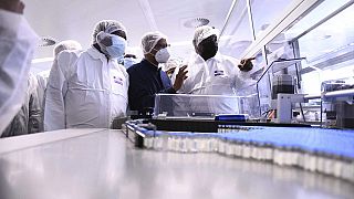 El presidente sudafricano Cyril Ramaphosa, a la derecha, encabeza una delegación gubernamental en una visita a una compañía farmacéutica en Gqeberha, Sudáfrica.