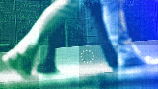  Хора минават около лого на Европейския съюз в защитна ограда в Европейския квартал в Брюксел, октомври 2019 година 