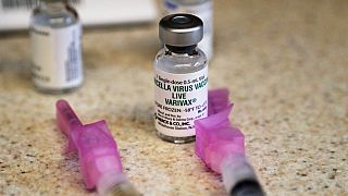  Варицела (известна също като варицела) ) имунизацията стои до спринцовките и е подготвена за възпитаник в безвъзмездна имунизационна клиника в държавно учебно заведение в Сиатъл на 30 декември 2019 година, Сиатъл 