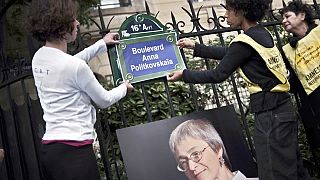 Attivisti per i diritti intitolano simbolicamente una strada di Parigi alla giornalista  Anna-Politkovskaïa nel 2013