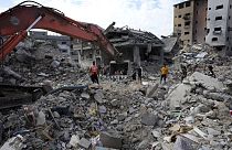 Los palestinos recuperan los cuerpos de la familia al Meghari muerta en el bombardeo israelí de la Franja de Gaza, el 14 de noviembre de 2023.