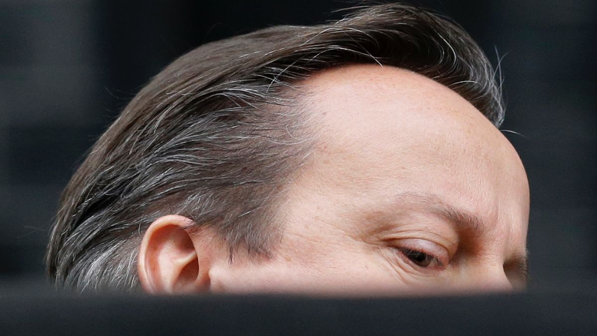 A brexit-referendum után temetett miniszterelnök, David Cameron külügyminiszterként támadt fel poraiból