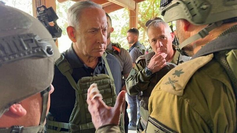 Netanjahu miniszterelnök, katonai vezetőkkel