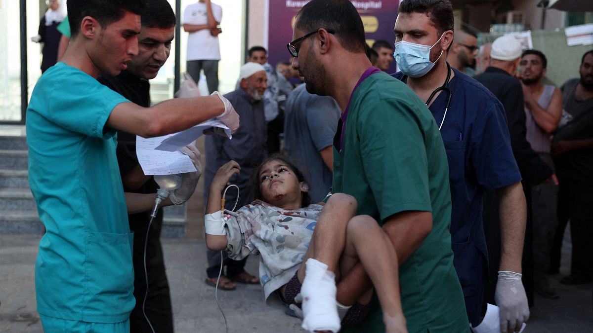 فتاة فلسطينية مصابة تصل لتلقي العلاج في المستشفى الكويتي برفح جنوب قطاع غزة> 2023/11/09