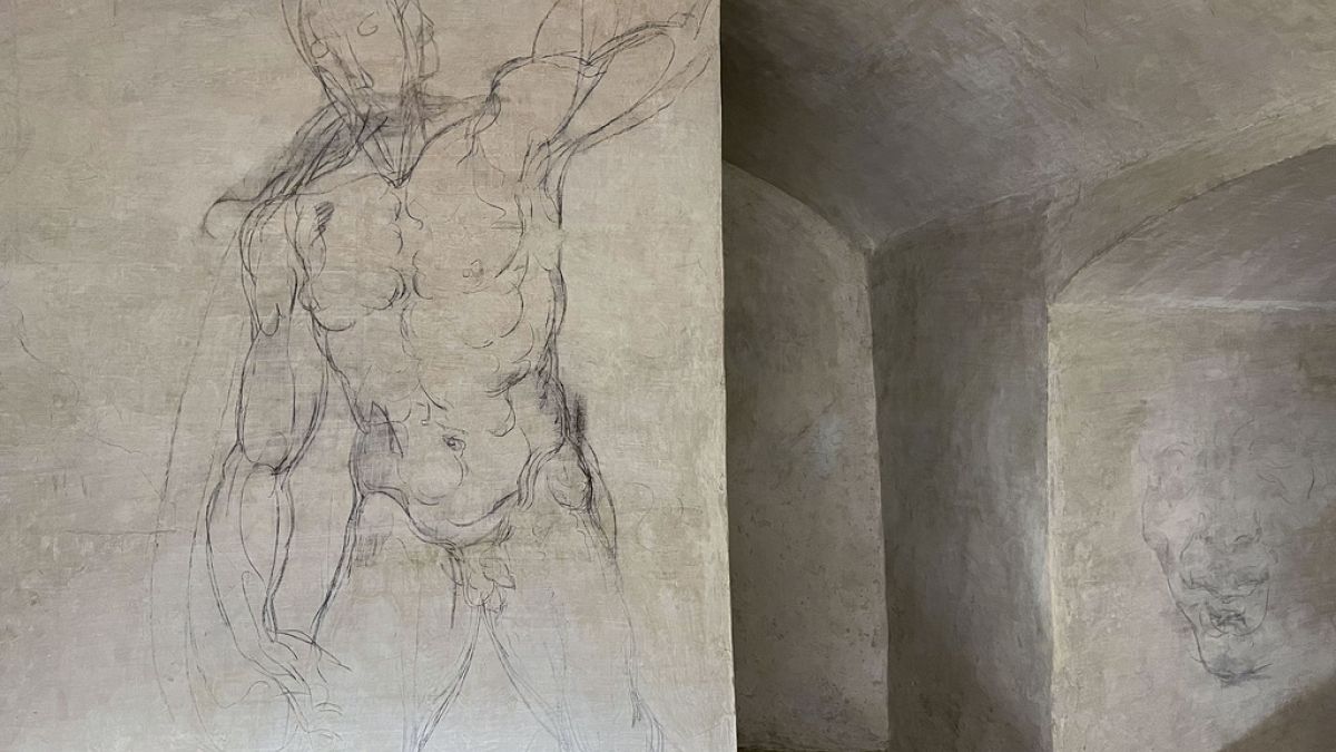 Изящные рисунки углем, которые некоторые эксперты приписывают Микеланджело, видны на стенах комнаты в центральной Италии, вторник, 31 октября 2023 г. 