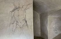Изящные рисунки углем, которые некоторые эксперты приписывают Микеланджело, видны на стенах комнаты в центральной Италии, вторник, 31 октября 2023 г. 