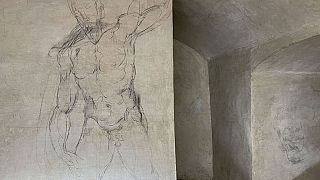 Delicados desenhos a carvão que alguns especialistas atribuíram a Miguel Ângelo são vistos nas paredes de uma sala no centro de Itália, terça-feira, 31 de outubro de 2023\. 