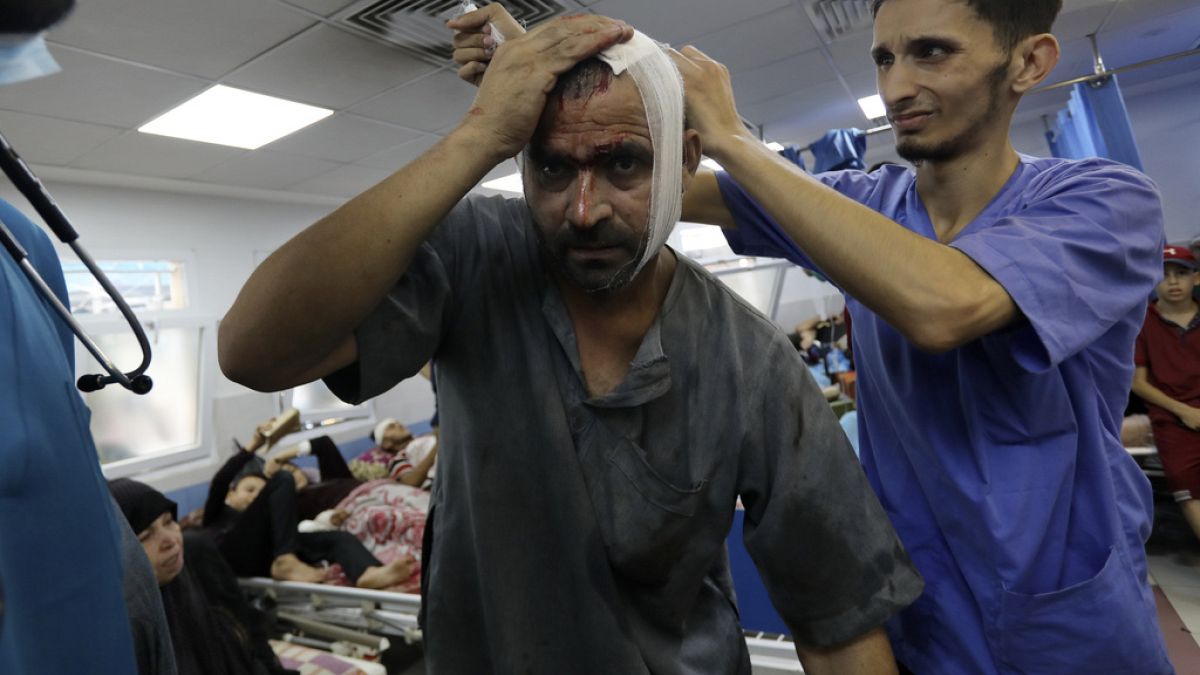 Egy sebesült palesztin férfit látnak el a gázai al-Shifa kórházban