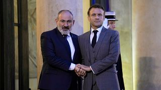 Nikol Pasinjan örmény és Emmanuel Macron francia vezető