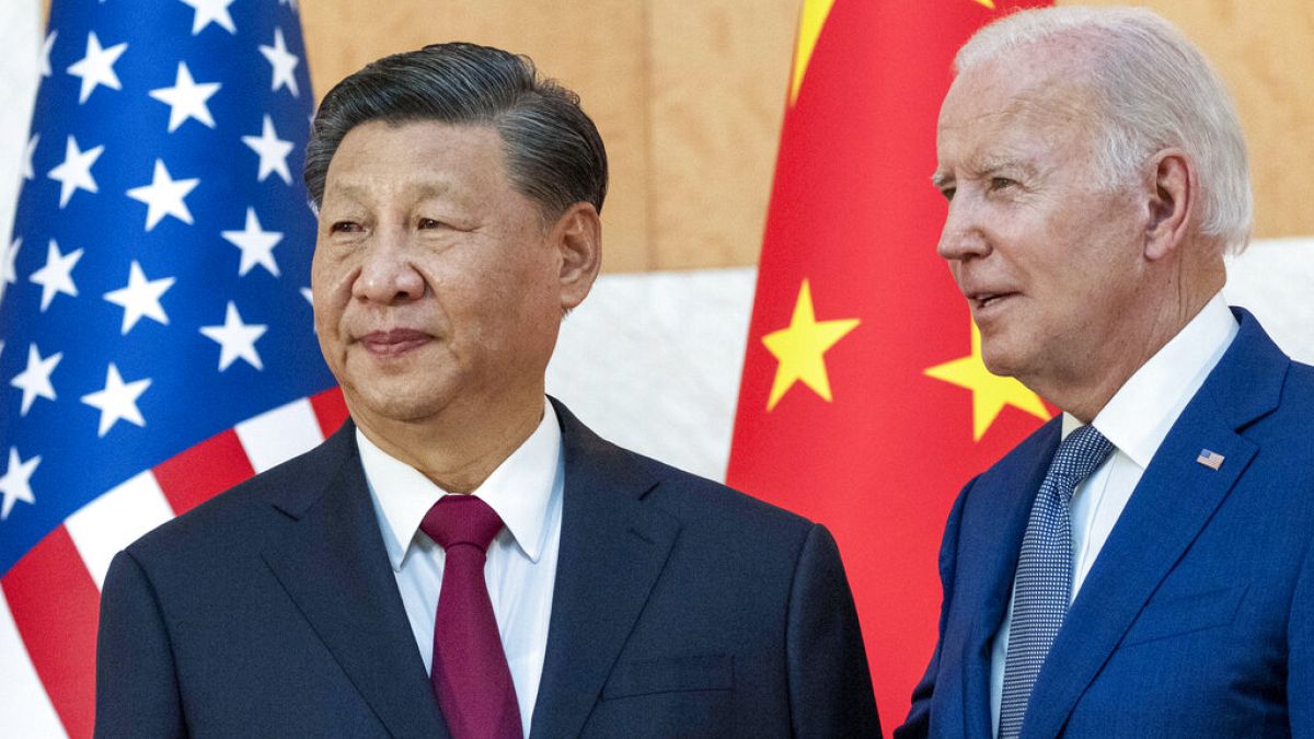 الرئيس الأمريكي جو بايدن، يمينًا، والرئيس الصيني شي جينبينغ على هامش اجتماع قمة مجموعة العشرين، 14 نوفمبر 2022