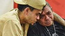 لاعب ليفربول لويس دياز، يسار، يجتمع مع والده لويس مانويل دياز، بعد أيام من إطلاق سراح والده من خاطفيه، كولومبيا، 14 نوفمبر 2023