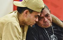 لاعب ليفربول لويس دياز، يسار، يجتمع مع والده لويس مانويل دياز، بعد أيام من إطلاق سراح والده من خاطفيه، كولومبيا، 14 نوفمبر 2023