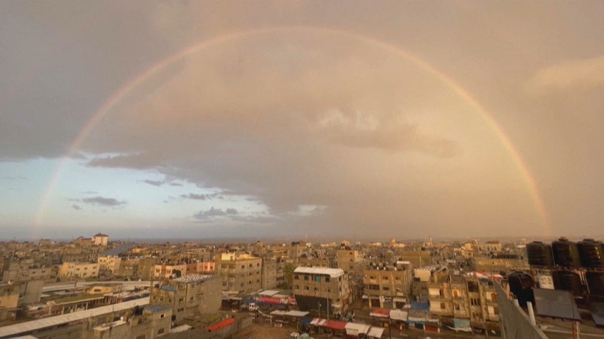 صورة مأخوذة من مقطع فيديو لقوس القزح في مدينة رفح