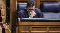 Pedro Sánchez mira sus notas durante una sesión de investidura en el Parlamento español en Madrid, España, el miércoles 27 de septiembre de 2023