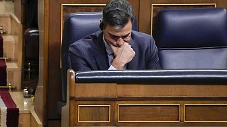 Pedro Sánchez mira sus notas durante una sesión de investidura en el Parlamento español en Madrid, España, el miércoles 27 de septiembre de 2023