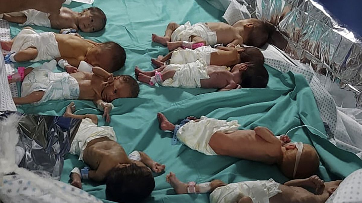 صورة تظهر أطفالاً فلسطينيين مولودين قبل الأوان في مستشفى الشفاء بمدينة غزة- 12 نوفمبر 2023.