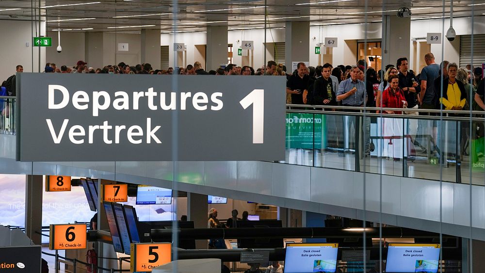 De Nederlandse regering is van plan om onder internationale druk het aantal vluchten op Schiphol te verminderen