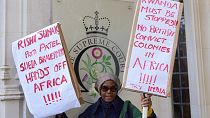 Manifestante contra a deportação de pessoas para o Ruanda protesta à porta do Supremo Tribunal britânico